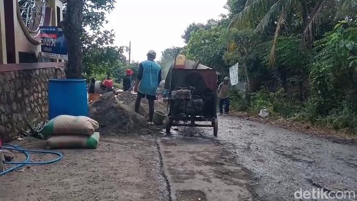 Warga berbondong-bondong swadaya iuran untuk perbaiki jalan Desa Jrahi Kecamatan Gunungwungkal, Rabu (29/7/2026).