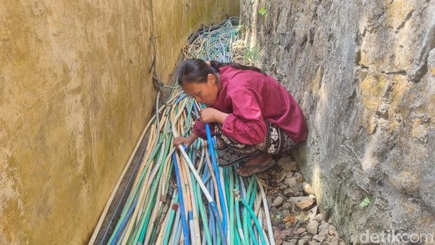 Warga Kalidadap I, Selopamioro, Imogiri, Bantul menyedot air dari Sendang Wonosari dengan selang untuk memenuhi kebutuhan air bersih di rumahnya, Rabu (29/7/2026).