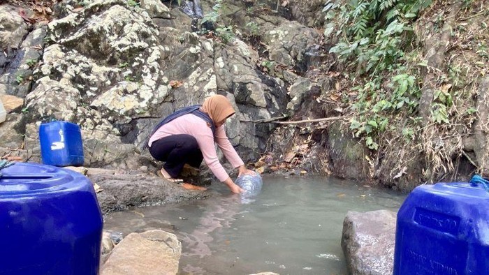 Warga mengambil air dari mata air yang keruh saat kekeringan di Gunungkidul (Antara)