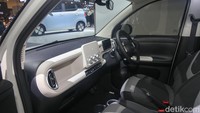 Interior bagian depan. Wuling Aira ev ditawarkan dalam dua pilihan motor listrik, varian Standard Range up to 205 km (CLTC) Battery Capacity 16,2 kWh. Versi Long Range up to 301 km (CLTC) dengan Battery Capacity 25,1 kWh dan tambahan fitur 10,1 Control Screen Smartphone Interconnection. Andhika Prasetia/detikFoto