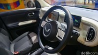 Penampakan ruang kemudi Wuling Aira ev. Kendaraan tersebut punya panjang 3.268 mm, lebar 1.550 mm, dan tinggi 1.575 mm, serta wheelbase 2.190 mm.