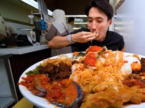 Wow! YouTuber Ini Mukbang Nasi Padang 9 Kg di Resto Sederhana Singapura