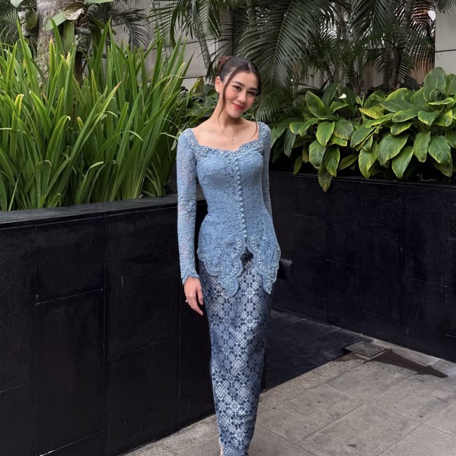 Foto Aaliyah Massaid Jadi Bridesmaid di Nikahan Sahabat, Langsing Berkebaya