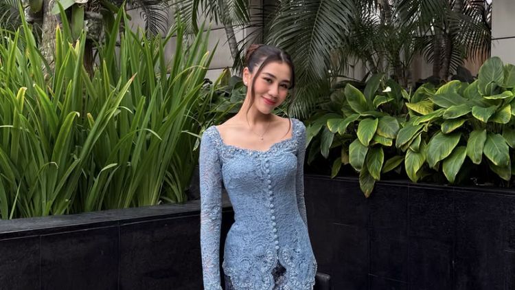 Foto Aaliyah Massaid Jadi Bridesmaid di Nikahan Sahabat, Langsing Berkebaya
