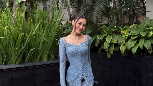 Foto Aaliyah Massaid Jadi Bridesmaid di Nikahan Sahabat, Langsing Berkebaya