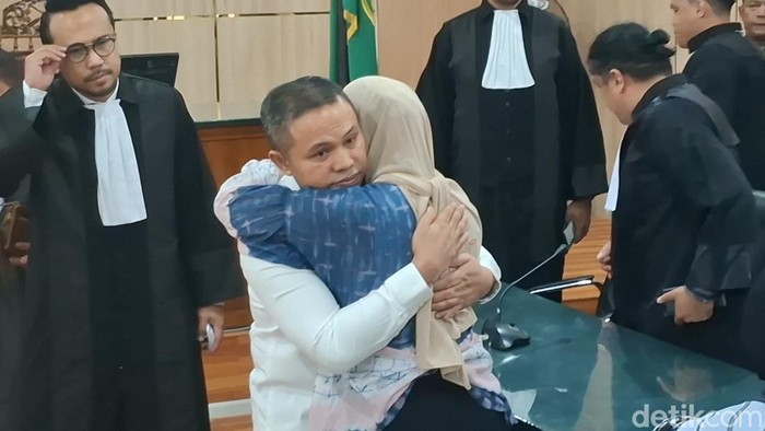 Abdul Wahid memeluk istrinya usai pembacaan vonis (Raja Adil Siregar/detikSumut)