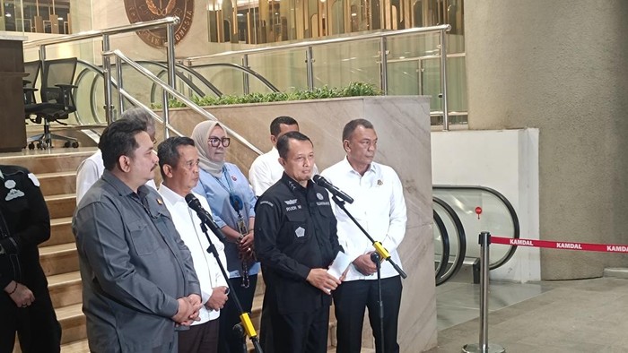 aksa Agung Muda Bidang Pengawasan Kejagung Rudi Margono saat jumpa pers di Kejagung (Rizky/detik)