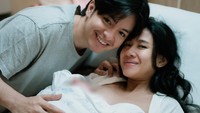 Shenina Cinnamon melahirkan anak pertama. Angga Yunanda mendampingi Shenina menjalani proses persalinan. Foto: Instagram @sheninacinnamon/ @angga