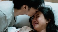 Momen haru Angga mencium kening Shenina yang menangis sambil menggendong putra pertamanya. Foto: Instagram @sheninacinnamon/ @angga