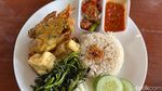 Sedapnya Sarapan Ayam Goreng Basah dengan Jukut Goreng di Jaksel