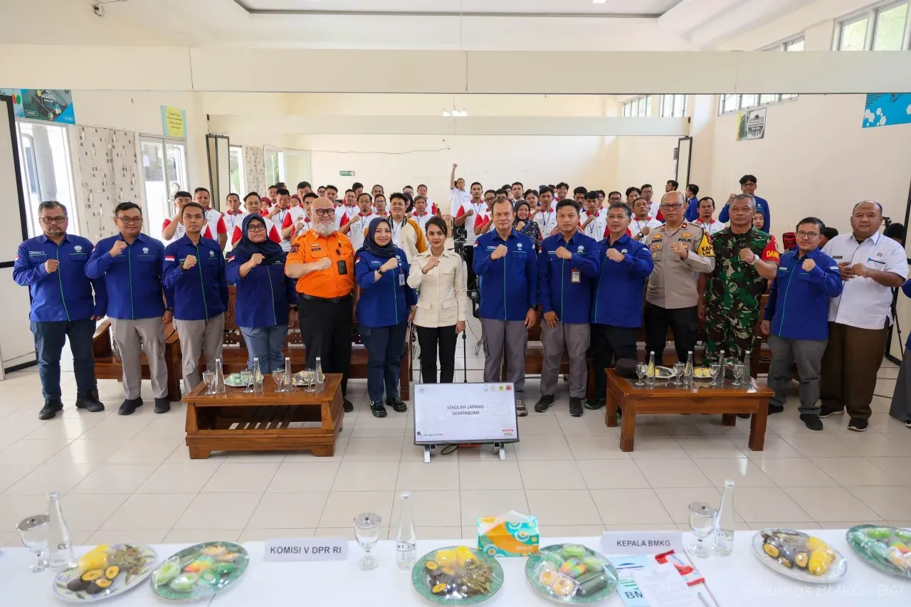 Badan Meteorologi, Klimatologi, dan Geofisika (BMKG) terus memperkuat kesiapsiagaan masyarakat menghadapi ancaman gempabumi melalui penyelenggaraan Sekolah Lapang Gempabumi (SLG) di SMKN 1 Leuwiliang, Kabupaten Bogor, Rabu (29/7/2026). Badan Meteorologi, Klimatologi, dan Geofisika (BMKG) terus memperkuat kesiapsiagaan masyarakat menghadapi ancaman gempabumi melalui penyelenggaraan Sekolah Lapang Gempabumi (SLG) di SMKN 1 Leuwiliang, Kabupaten Bogor, Rabu (29/7/2026). (Dok. BMKG)