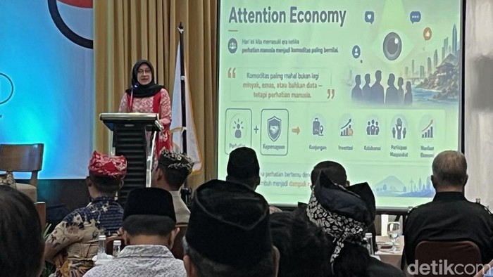 Bupati Banyuwangi Ipuk Fiestiandani saat memberikan sambutan dihadapan puluhan wartawan di salah satu hotel di Banyuwangi.