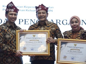 Komitmen Tekan Stunting, Bupati-Ketua TP-PKK Sidoarjo Raih Penghargaan