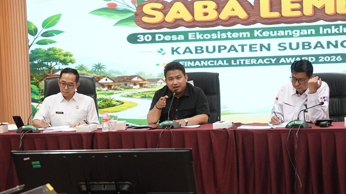 Bupati Subang Reynaldy Putra Andita Budi Raemi, didampingi Sekretaris Daerah Kabupaten Subang H. Asep Nuroni memaparkan program Saba Lembur di kantor OJK Provinsi Jawa Barat.