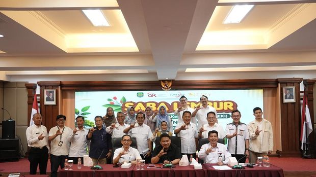 Bupati Subang Reynaldy Putra Andita Budi Raemi, didampingi Sekretaris Daerah Kabupaten Subang H. Asep Nuroni memaparkan program Saba Lembur di kantor OJK Provinsi Jawa Barat.