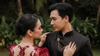 Proses lamaran digelar intimate dengan kehadiran dua keluarga inti. Dea anggun memakai kebaya merah dan Mazaki memakai beskap modern berwarna hitam. Foto: Instagram @deaaannisa / @yourmatepics