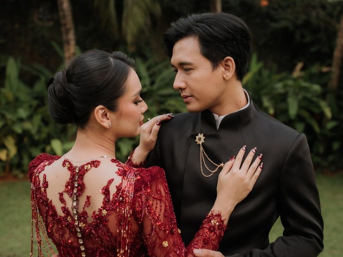 Dea Annisa dan Mazaki gelar lamaran.