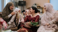 Kenal dia itu sudah sekitar 3 tahun dan di tahun pertama pendekatan itu susah banget, alot asli. Dia tipikalnya kasih umpan terus pergi. Satu tahun pendekatan nggak begitu mudah. Zaki ingat banget saat itu bulan puasa, kita buka puasa bareng dan Dea langsung diajak ketemu keluarganya. Kehadiran Dea benar-benar kasih warna banget buat Zaki, ucap Zaki di hadapan seluruh keluarga. Foto: Instagram @deaaannisa / @yourmatepics