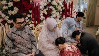 Dea Annisa dan Mazaki sungkem dan meminta restu kepada orang tua. Foto: Instagram @deaaannisa / @yourmatepics