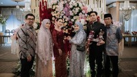 Mazaki resmi mengikat Dea Annisa dalam momen lamaran yang sakral di hadapan dua keluarga. Foto: Instagram @deaaannisa / @yourmatepics