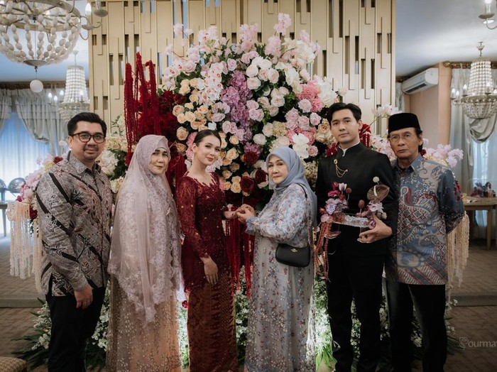 Dea Annisa dan Mazaki gelar lamaran.