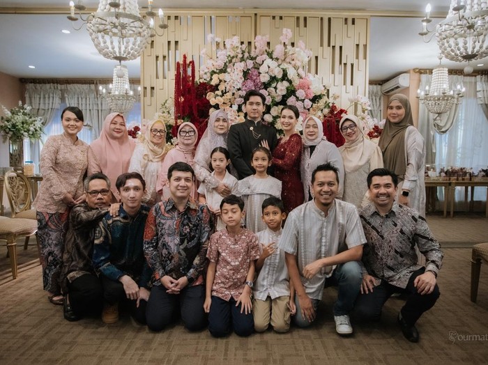 Dea Annisa dan Mazaki gelar lamaran.