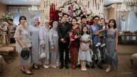 Dea foto bersama dengan keluarga Zaki. Kesabaran saat menempuh jalan panjang. Detak yang ajek, lagu tanpa kata, pilihan untuk bertahan, ketulusan untuk memaafkan. Itulah alasan kita hidup. Bukan sekadar rasa hangat dan cerah, melainkan berjaga untuk berbagi cahaya, sebuah ikatan yang terjalin halus, tapi kuat. Yang berbisik lembut: kau adalah bagian dari kita, tulis Dea Annisa. Foto: Instagram @deaaannisa / @yourmatepics