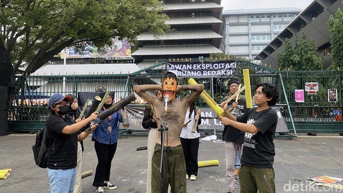Para jurnalis dan anggota pers mahasiswa Jateng menggelar aksi di halaman Kantor Gubernur, Jalan Pahlawan, Kecamatan Semarang Selatan, Kota Semarang, Kamis (30/7/2026).