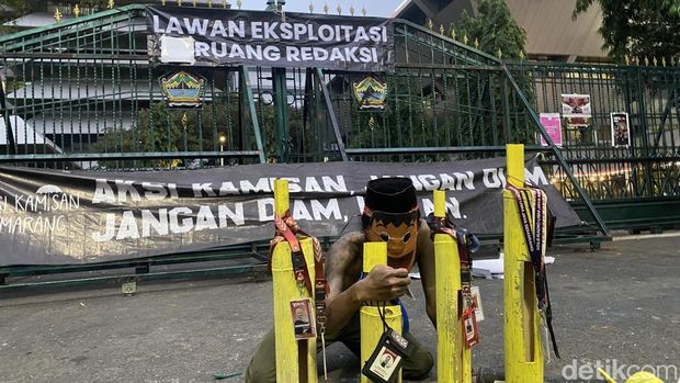 Demo Jurnalis di Semarang Para jurnalis dan anggota pers mahasiswa Jateng menggelar aksi di halaman Kantor Gubernur, Jalan Pahlawan, Kecamatan Semarang Selatan, Kota Semarang, Kamis (30/7/2026).