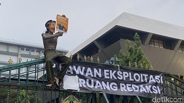 Demo Jurnalis di Semarang Para jurnalis dan anggota pers mahasiswa Jateng menggelar aksi di halaman Kantor Gubernur, Jalan Pahlawan, Kecamatan Semarang Selatan, Kota Semarang, Kamis (30/7/2026).