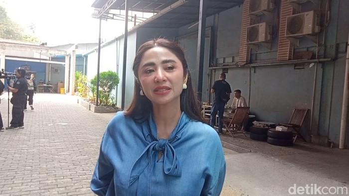 Dewi Perssik saat ditemui di kawasan Trans TV, Jakarta.