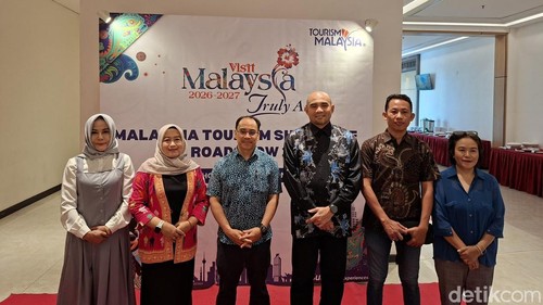 Direktur Tourism Malaysia Jakarta, Hairi Mohd Yakzan bersama Direktur Education Malaysia Indonesia, Hasnul Faizal bin Hushin Amri dan Wakil Ketua Asosiasi Travel Agent Indonesia (ASTINDO) NTB, Alifatul Fajriah Ketua DPD Association of the Indonesian Tours and Travel Agencies (Asita) NTB, Sellywati saat acara Malaysia Tourism Showcase Business-to-Business (B2B) Roadshow di Mataram, Kamis (30/7/2026). (Foto: Ahmad Viqi/detikBali).