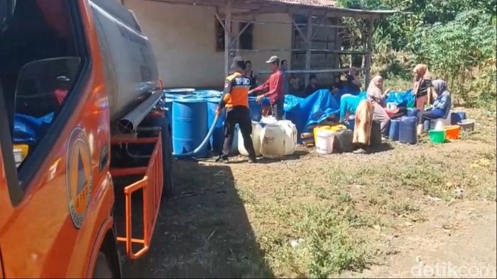 Dropping air bersih di daerah terdampak krisis air di Lumajang.