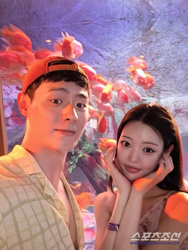 Dua kontestan Single's Inferno 3, Lee Gwang Hee dan Yoo Si Eun mengkonfirmasi hubungan asmara. Dua kontestan Single's Inferno 3, Lee Gwang Hee dan Yoo Si Eun mengkonfirmasi hubungan asmara.
