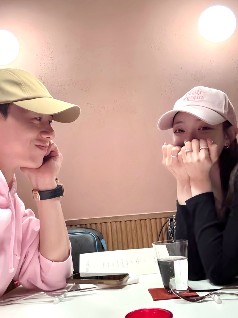 Dua kontestan Single's Inferno 3, Lee Gwang Hee dan Yoo Si Eun mengkonfirmasi hubungan asmara. Dua kontestan Single's Inferno 3, Lee Gwang Hee dan Yoo Si Eun mengkonfirmasi hubungan asmara.