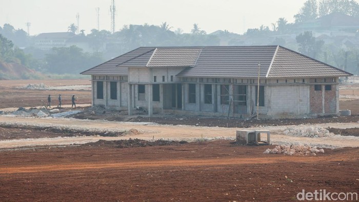 Pekerja mengoperasikan alat berat saat pembangunan markas Yonif Teritorial Pembangunan (Yonif TP) 899/Gardapati di kawasan Tanah Merah, Cipayung, Depok, Jawa Barat, Kamis (30/7/2026). Proyek tersebut merupakan bagian dari pembentukan satuan baru TNI Angkatan Darat.