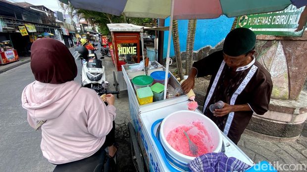 Es doger Undang yang dijajakan di Desa Cibiru Wetan, Kecamatan Cileunyi, Kota Bandung Es doger Undang yang dijajakan di Desa Cibiru Wetan, Kecamatan Cileunyi, Kota Bandung
