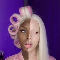 Video yang telah ditonton lebih dari 1,4 juta kali itu menampilkan perempuan dengan garis tegas membelah wajah dan tubuhnya. Satu sisi berwarna cokelat gelap, sementara sisi lainnya berkulit sangat terang. Banyak netizen menyebut penampilannya seperti terlalu sempurna untuk menjadi nyata. Foto: Media Sosial Eva Delonne
