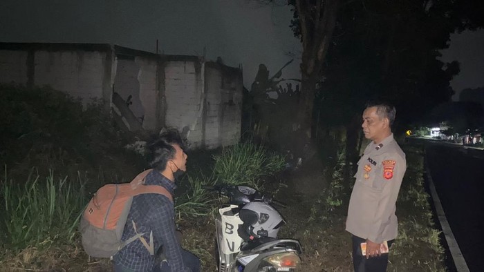 evakuasi pengendara kecelakaan tunggal