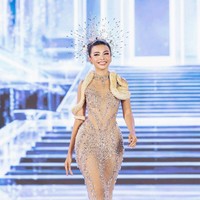 Heboh! Finalis Kontes Kecantikan Ini Bawa Ular Piton ke Panggung