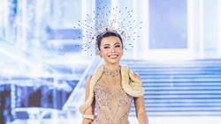 Heboh! Finalis Kontes Kecantikan Ini Bawa Ular Piton ke Panggung