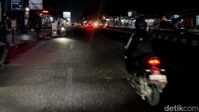 Gelapnya Jalan Raya Garut-Bandung akibat PJU padam.
