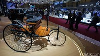 Suasana pameran. Menteri Perindustrian Agus Gumiwang Kartasasmita menyampaikan optimisme terhadap prospek industri otomotif nasional dengan menargetkan penjualan kendaraan mencapai 850 ribu unit sepanjang 2026. Target tersebut diharapkan dapat didorong melalui meningkatnya minat masyarakat terhadap pameran otomotif dan peluncuran berbagai model baru.