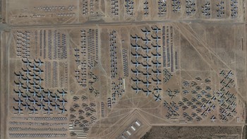 Boneyard adalah kuburan pesawat terbesar yang terletak di Tucson, Arizona. Ukuran situs yang sangat besar ini setara dengan 1.430 lapangan sepak bola, menyediakan ruang yang luas untuk koleksi lebih dari 4.000 pesawat yang sudah dipensiunkan. Foto: via Live Science