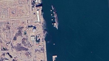 Di perairan Basrah, Irak, sebuah kapal terapung dalam posisi menyamping. Foto: via Live Science