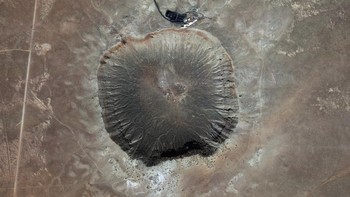 Kawah Meteor Barringer adalah kawah tumbukan besar yang terletak di Arizona utara, terbentuk sekitar 50.000 tahun yang lalu ketika sebuah asteroid atau komet bertabrakan dengan permukaan Bumi, dan diakui sebagai salah satu kawah tumbukan yang paling terawat di Bumi. Foto: via Live Science
