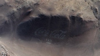 Sebuah iklan yang terbuat dari 70.000 botol Coca-Cola kosong di Chili hanya terlihat dari atas. Foto: via Live Science