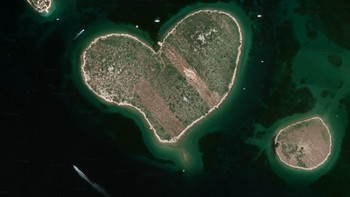 Pulau kecil Galesnjak seluas 130.000 yard persegi menjadi terkenal setelah bentuknya yang tidak biasa ditampilkan di Google Earth. Foto: via Live Science
