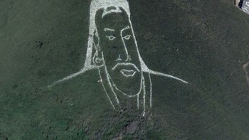 Potret Genghis Khan di Google Maps. Karena takut lupa siapa dia sebenarnya, masyarakat Mongolia mengukir potret Genghis Khan di lereng bukit di luar Ulaanbaatar. Foto: via Live Science