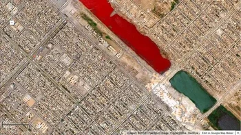 Di luar Kota Sadr di Irak, pada koordinat 33.396157° N, 44.486926° E , terdapat sebuah danau berwarna merah darah. Hingga saat ini, belum ada penjelasan resmi mengenai warna aneh dari perairan ini. Foto: Live Science